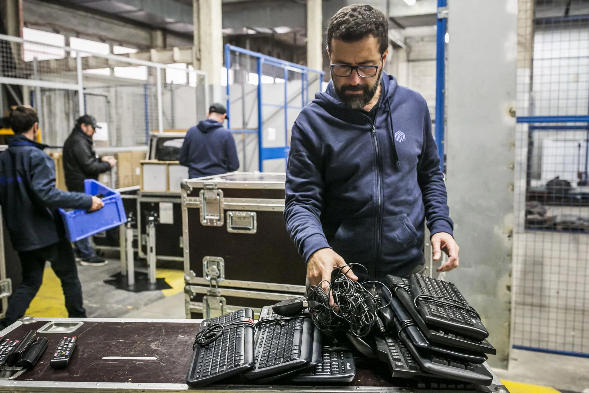 Professionnel photographié dans son environnement de travail